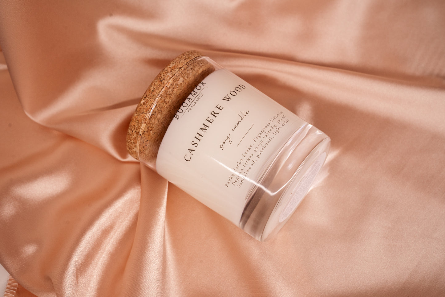 Aromatinė žvakė ,,Cashmere Wood“ kamštiniu dangteliu